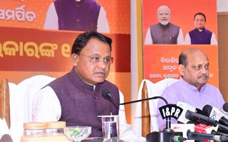 ରାଜ୍ୟ ସରକାରଙ୍କ ଏକ ବର୍ଷ ପୂର୍ତ୍ତି ଅବସର ରେ ଭୁବନେଶ୍ୱର ଗୀତ ଗୋବିନ୍ଦ ସଦନ ଠାରେ ଆୟୋଜିତ ସାମ୍ବାଦିକ ସମ୍ମିଳନୀ ରେ ମୁଖ୍ୟମନ୍ତ୍ରୀ ଶ୍ରୀ ମୋହନ ଚରଣ ମାଝୀ ।