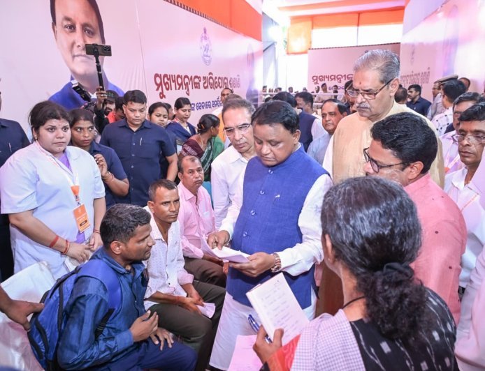 ମୁଖ୍ୟମନ୍ତ୍ରୀଙ୍କ ସହିତ ୧୩ଜଣ ମନ୍ତ୍ରୀ, ଅତିରିକ୍ତ ମୁଖ୍ୟ ଶାସନ ସଚିବ, ଶାସନ ସଚିବ ଓ ପଦାଧିକାରୀ ଲୋକଙ୍କ ଅଭିଯୋଗ ଶୁଣିଲେ