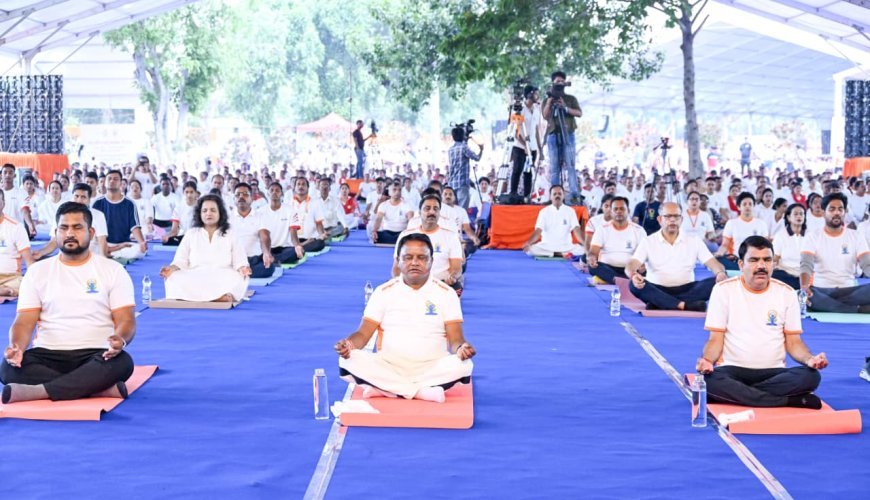 କଳିଙ୍ଗ ଷ୍ଟାଡିୟମରେ ଅନ୍ତର୍ଜାତୀୟ ଯୋଗ ଦିବସ ଅବସରରେ ମୁଖ୍ୟମନ୍ତ୍ରୀଙ୍କ ଯୋଗାଭ୍ୟାସ 