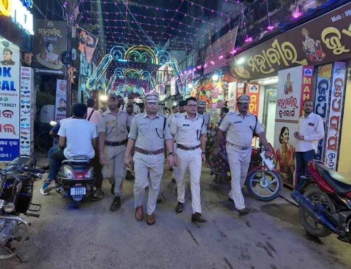 କେନ୍ଦ୍ରାପଡ଼ା ଜିଲ୍ଲାର ପ୍ରସିଦ୍ଧ ଗଜଲକ୍ଷ୍ମୀ ପୂଜା ଅବସରରେ ଶାନ୍ତିଶୃଙ୍ଖଳା ଓ ସୁରକ୍ଷା ବ୍ୟବସ୍ଥାର ସମୀକ୍ଷା କରିଛନ୍ତି କେନ୍ଦ୍ରାଞ୍ଚଳ ଆଇଜି ଡଃ ସତ୍ୟଜିତ ନାୟକ, ଆଇପିଏସ୍।